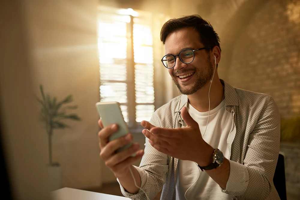 Profissional usando o celular em seu espaço de trabalho
