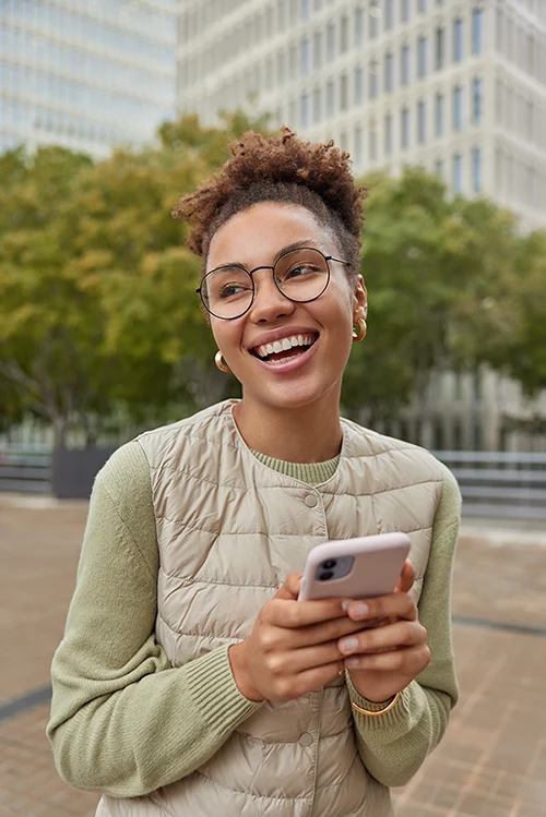 Mulher sorrindo e conversando pelo celular